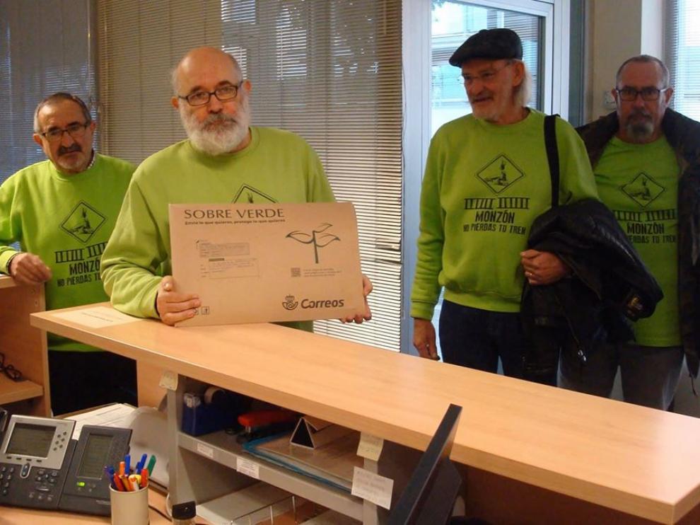Cambiar Monzón ha entregado hoy las 4.000 firmas dirigidas al Gobierno de Aragón.