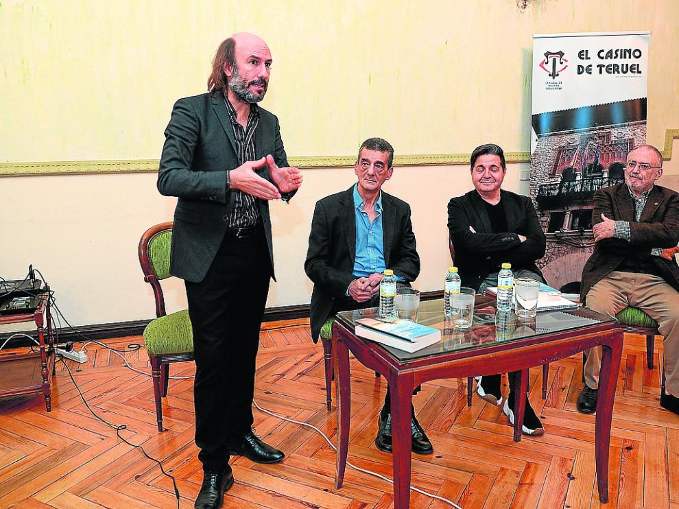 Carlos Núñez, interviene ayer durante la presentación de su libro en el Casino de Teruel.