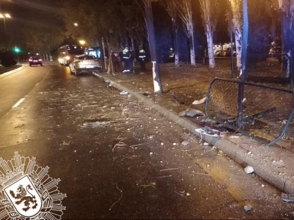El coche arremetió contra vallas, señales de tráfico y varios árboles.
