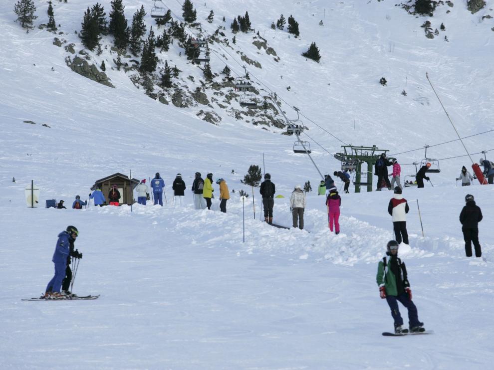 Esquiadores en la zona de Anayet, en el centro invernal de Formigal, localidad oscense perteneciente a Sallent de Gállego.