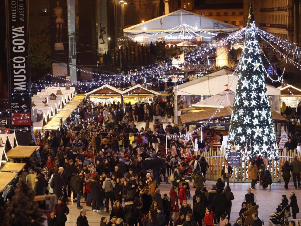 Imágenes de las luces de Navidad, del belén y del mercadillo de Zaragoza