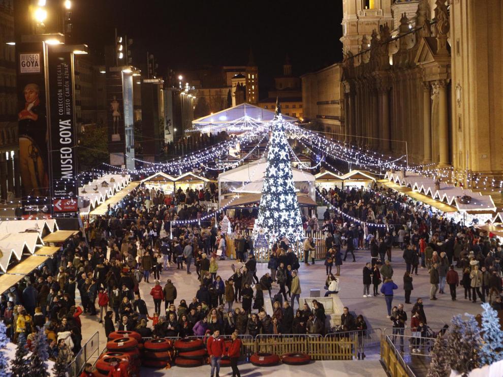Imágenes de las luces de Navidad, del belén y del mercadillo de Zaragoza