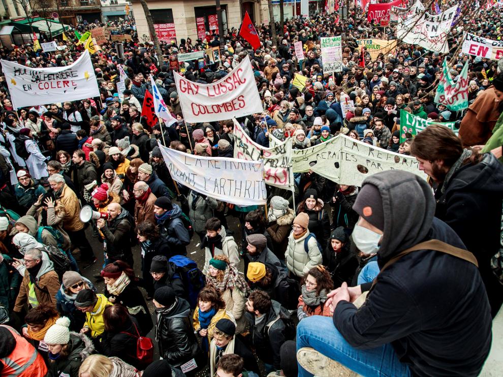 Paris (France), 05/12/2019.- General secretary of the 'Confederation Generale du Travail' (CGT) trade union Philippe Martinez (C) takes part at a public and private workers demonstration against pension reforms Paris, France, 05 December 2019. Unions representing railway and transport workers and many others in the public sector have called for a general strike and demonstration to protest against French government's reform of the pension system. (Protestas, Francia) EFE/EPA/CHRISTOPHE PETIT TESSON National strike in France