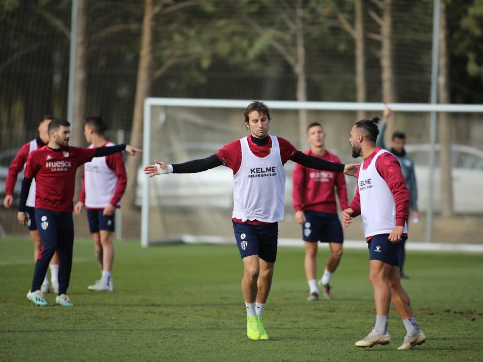 Pedro Mosquera, en el centro, durante el entrenamiento de este jueves.