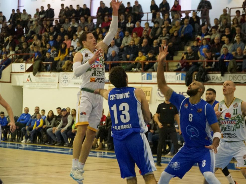 Skara lanza a canasta durante el partido en Almansa.