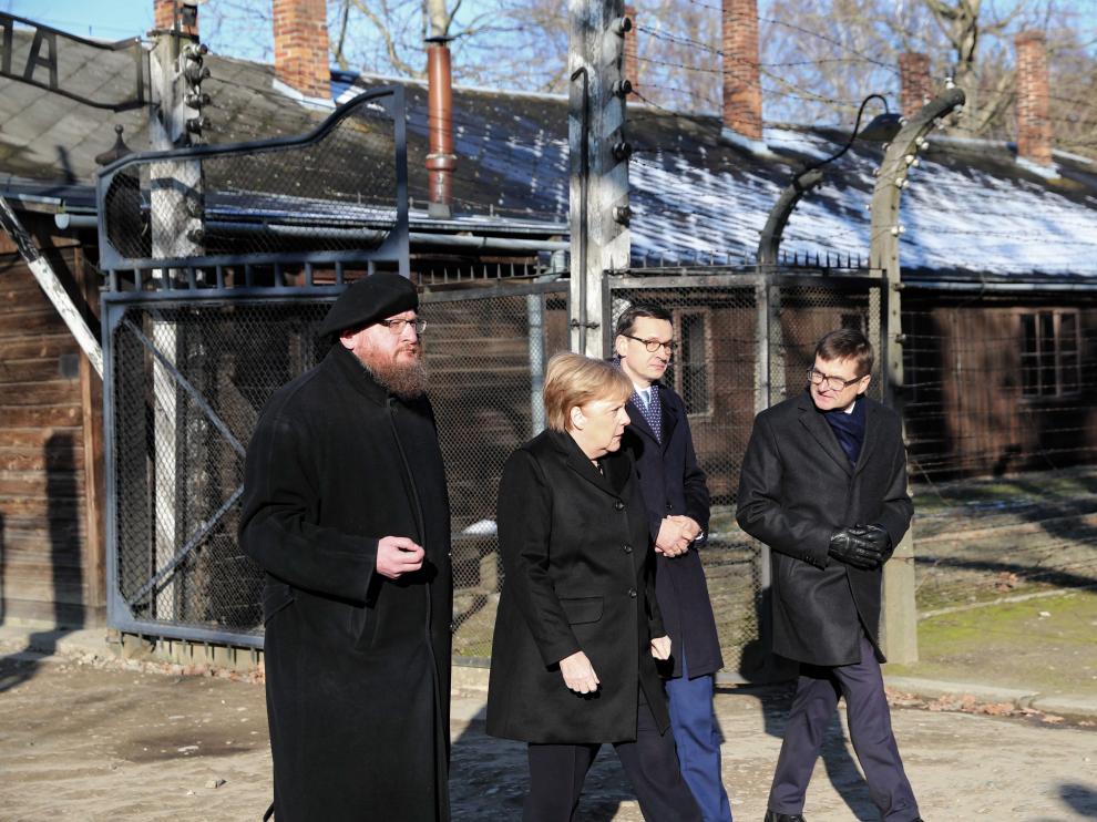 Oswiecim (Poland), 06/12/2019.- German Chancellor Angela Merkel (2-L) and Polish Prime Minister Mateusz Morawiecki (2-R) with Director of the Auschwitz-Birkenau State Museum Piotr Cywinski (L) and Vice Director Andrzej Kacorzyk (R) attend to the Auschwitz-Birkenau Memorial and Museum of former Nazi German concentration and extermination camp in Oswiecim, Poland, 06 December 2019. Polish Prime Minister Mateusz Morawiecki and German Chancellor Angela Merkel will visit the Memorial ahead of 75th anniversary of the death camp's liberation. (Polonia) EFE/EPA/ANDRZEJ GRYGIEL POLAND OUT German Chancellor ANgela Merkel in former Nazi German concentration camp Auschwitz