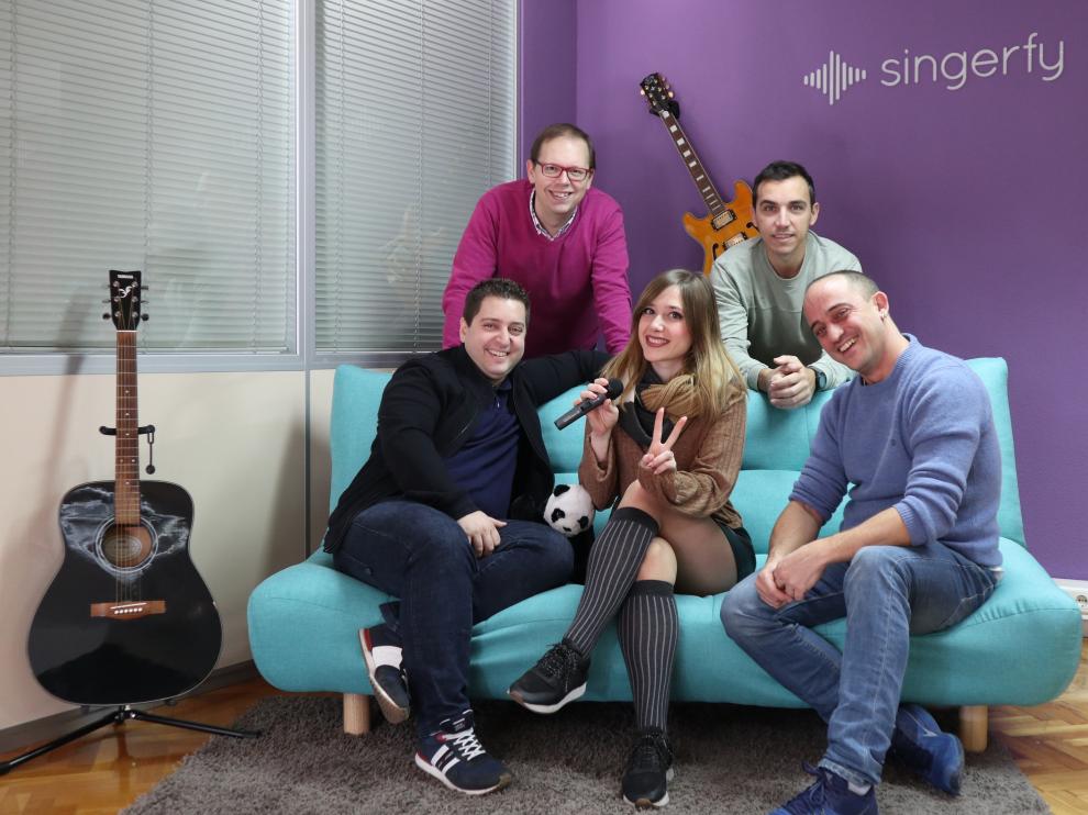 Arriba:Javier Lozano (CEO) y Daniel Martín (CPO). Abajo: Rubén Ariño (CMO), Verónica Robledano (cantante) y Unai Maluenda (CTO).