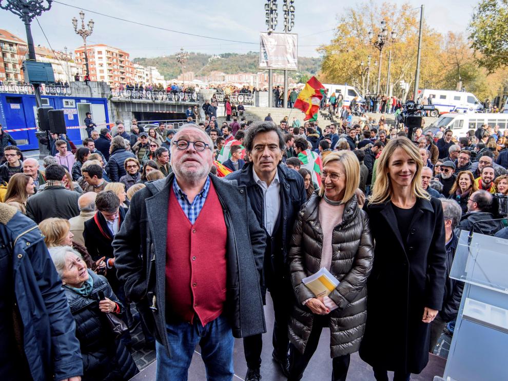 La portavoz del Partido Popular en el Congreso, Cayetana Álvarez de Toledo (d), el filósofo Fernando Savater (i), Rosa Díez (2d) y Arcadi Espada (2i), durante su intervención tras participar en una manifestación en Bilbao.