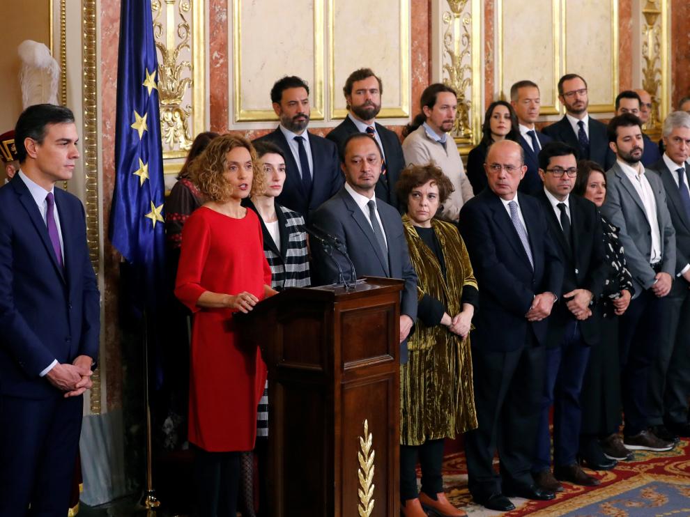 La presidenta del Congreso, Meritxell Battet, junto a Pedro Sánchez, durante su intervención durante la sesión solemne de las Cortes.