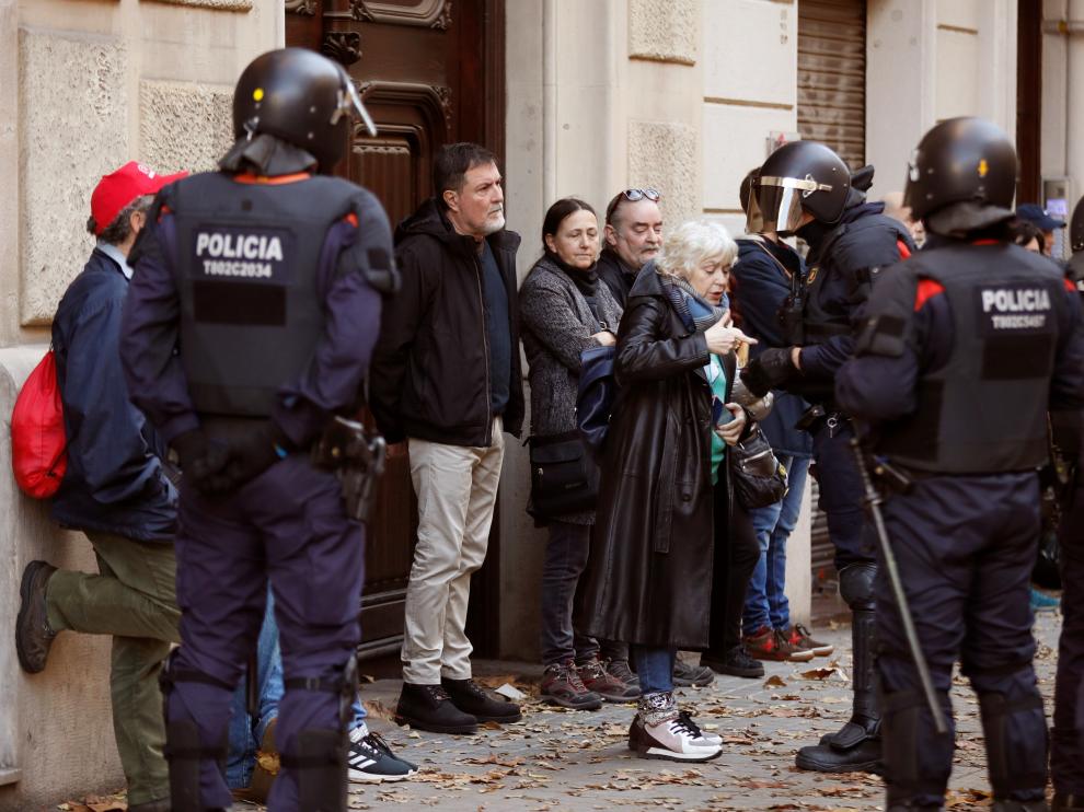 Los Mossos piden identifican a varias personas por quemar ejemplares de la Constitución.