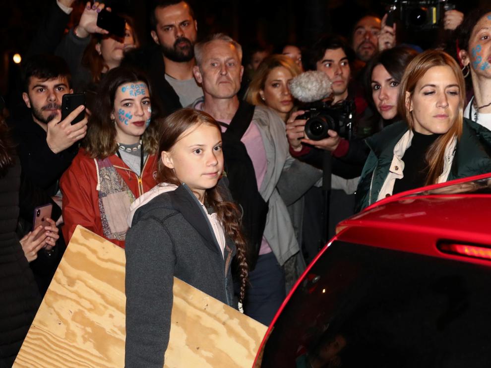 Thunberg deja la Marcha en un coche eléctrico por la imposibilidad de avanzar.