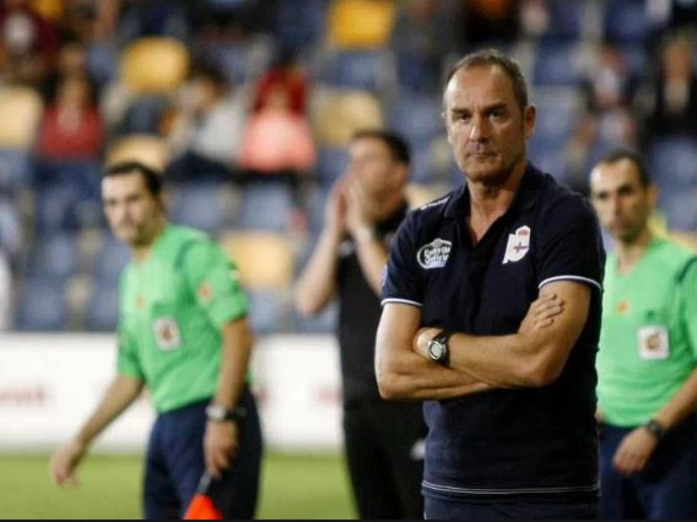 Víctor Fernández, con el escudo del Deportivo de La Coruña en el pecho, en un partido al frente del cuadro gallego en Riazor en 2015.