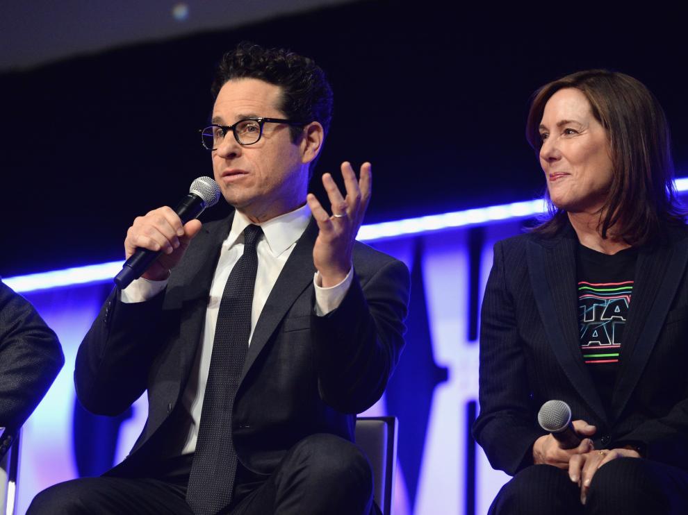 Fotografía fechada el 12 de abril de 2019, por Disney que muestra al director de cine J.J. Abrams (i) y la productora Kathleen Kennedy (d) mientras participan en el panel 'The Rise of Skywalker',