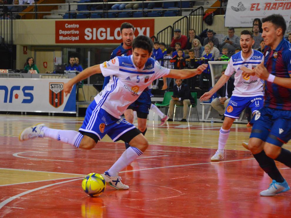 Jorge Tabuenca realiza un disparo a portería en el partido de este sábado en el pabellón Siglo XXI.