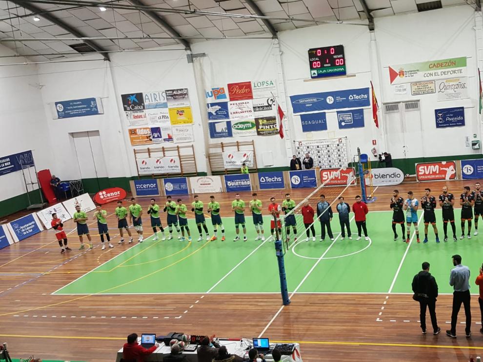 El Textil Santanderina, a la izquierda, y el CV Teruel, al saltar a la cancha.