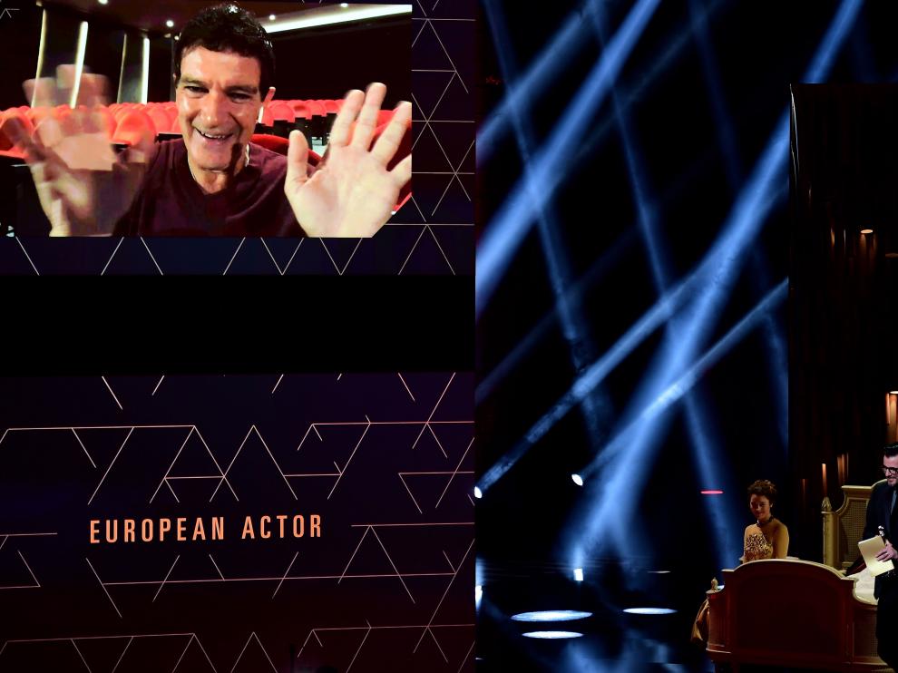 Banderas, que no pudo acudir a Berlín, agradeció el premio en conexión en directo desde su Teatro del Soho, en Málaga.