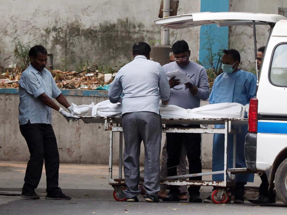 New Delhi (India), 08/12/2019.- The body of a victim of a fire that erupted at a New Delhi building is brought to a mortuary in New Delhi, India, 08 December 2019. According to news report, at least 40 people were killed after a fire broke out at a building in New Delhi's Anaj Mandi area on the morning of 08 December. (Incendio, Nueva Delhi) EFE/EPA/HARISH TYAGI Building fire kills at least 40 people in New Delhi