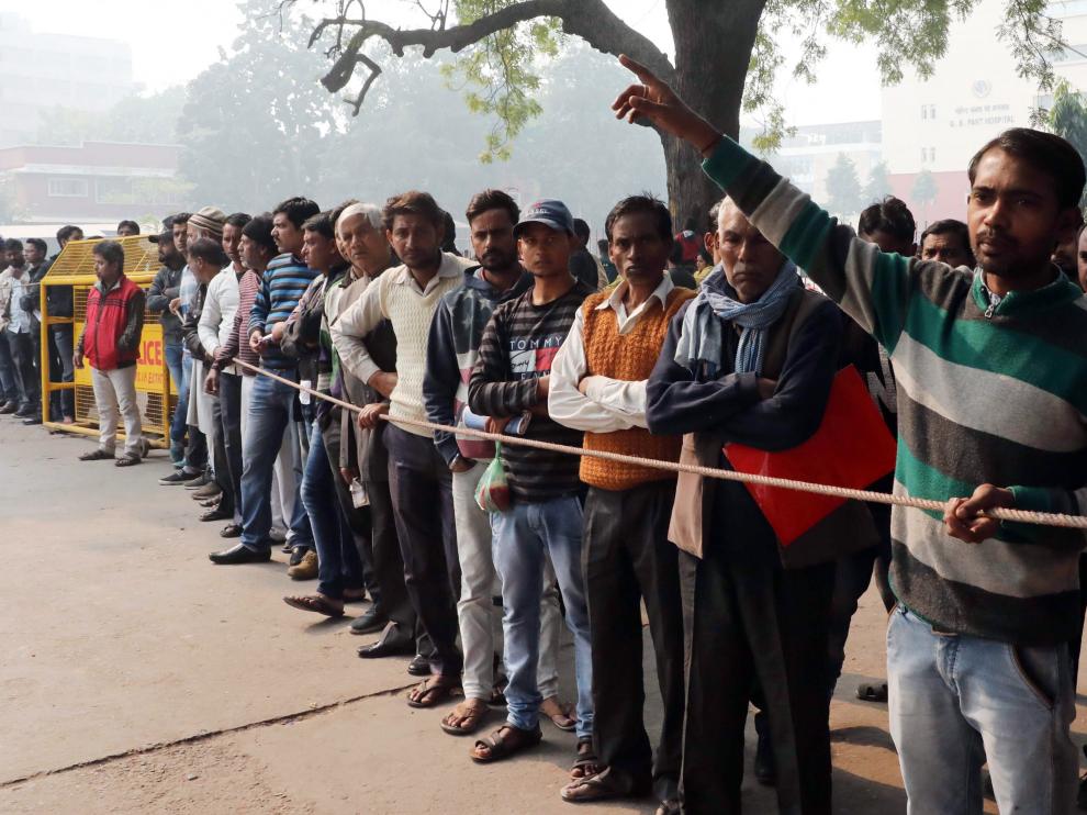 New Delhi (India), 08/12/2019.- The body of a victim of a fire that erupted at a New Delhi building is brought to a mortuary in New Delhi, India, 08 December 2019. According to news report, at least 40 people were killed after a fire broke out at a building in New Delhi's Anaj Mandi area on the morning of 08 December. (Incendio, Nueva Delhi) EFE/EPA/HARISH TYAGI Building fire kills at least 40 people in New Delhi