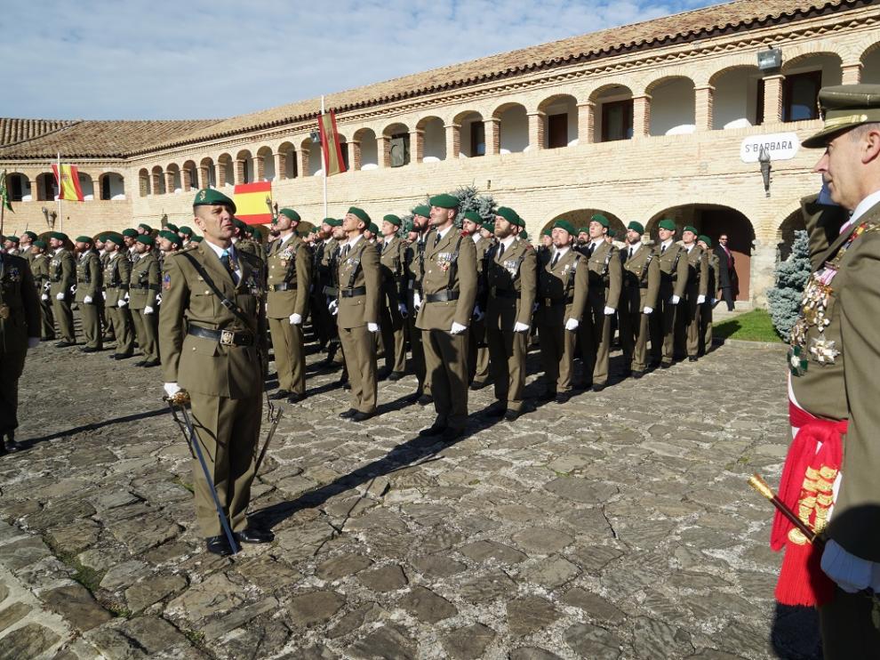 El Coronel jefe del Regimiento Galicia da novedades de la Fuerza al Teniente General Aznar que preside los actos.