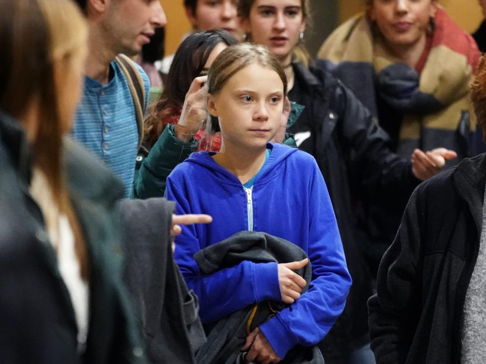 Greta Thunberg abandona la Universidad Complutense de Madrid rodeada por jóvenes.