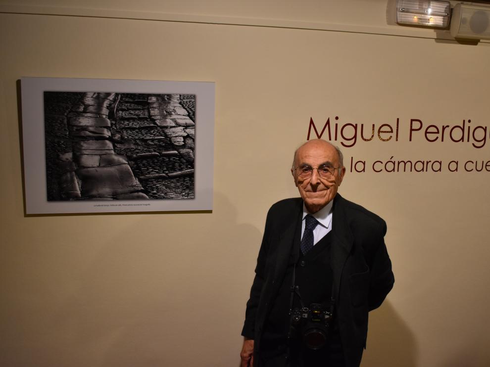 Miguel Perdiguer, junto a la imagen de Peñíscola que le hizo ganar el Premio Nacional de Fotografía.