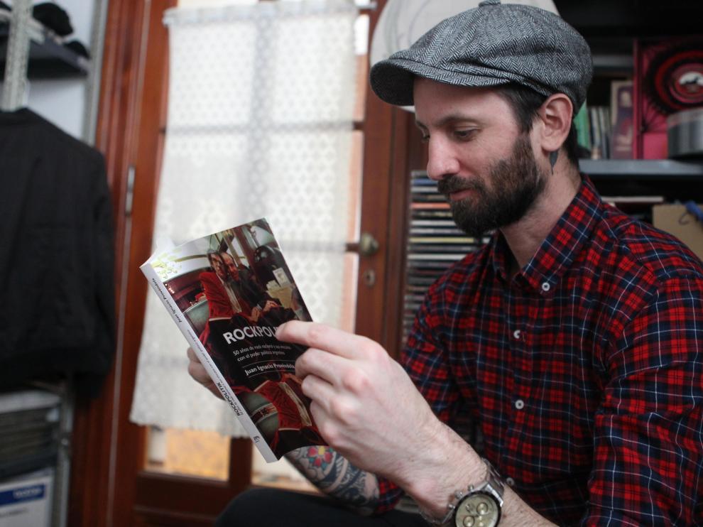 El periodista y profesor de cultura rock y política en la Universidad de Buenos Aires, Juan Ignacio Provéndola, revisa su libro 'Rockpolitik'