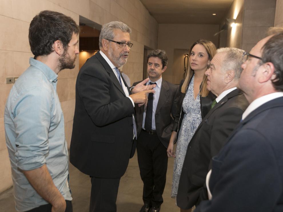 El rector José Antonio Mayoral se dirige al presidente de la DPH, Miguel Gracia, tras la reunión del último patronato, a finales de septiembre