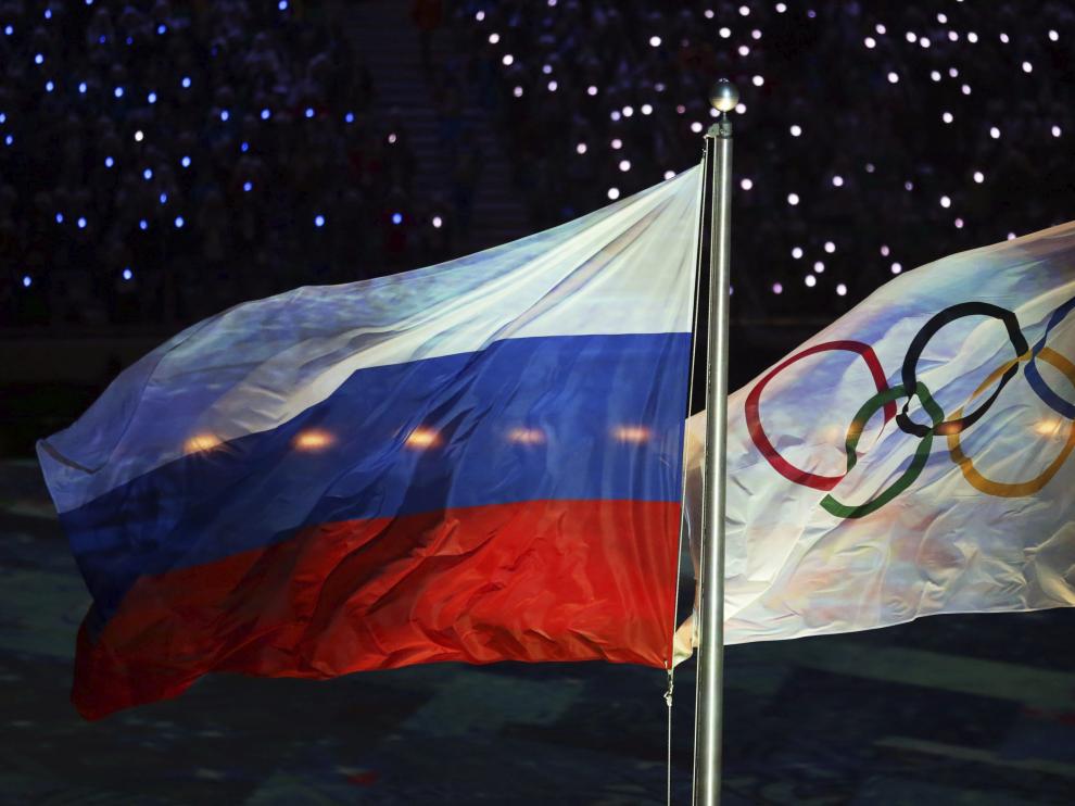 Fotografía de archivo tomada el 23 de febrero de 2014 que muestra la bandera rusa (i) y la bandera olímpica (d) durante la ceremonia de clausura de los Juegos Olímpicos de Invierno Sochi 2014