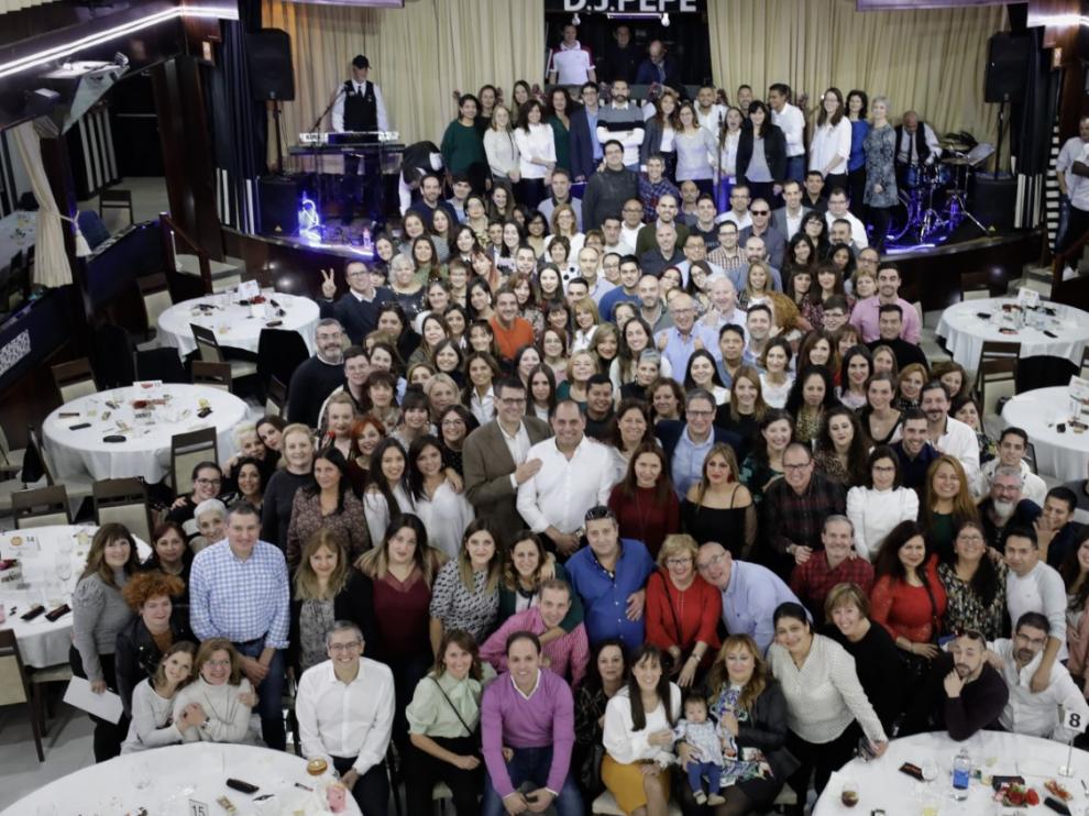 La mitad de la plantilla de Panishop celebrando este lunes el 25 aniversario de la firma en el restaurante Garden de Zaragoza
