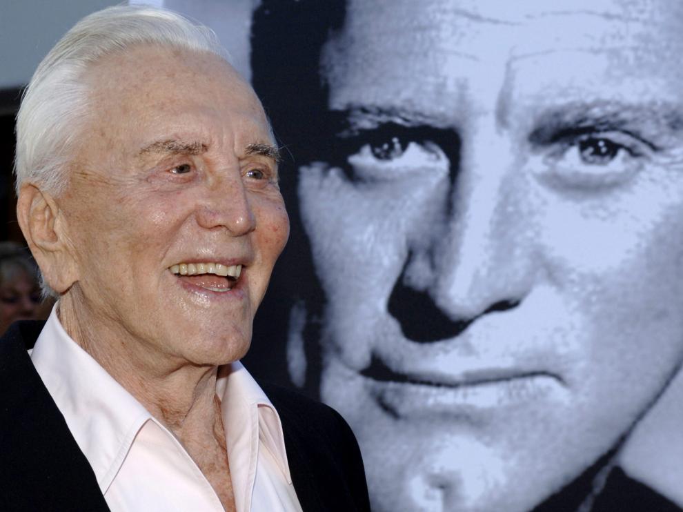Kirk Douglas, en 2006, junto a una foto suya de joven.