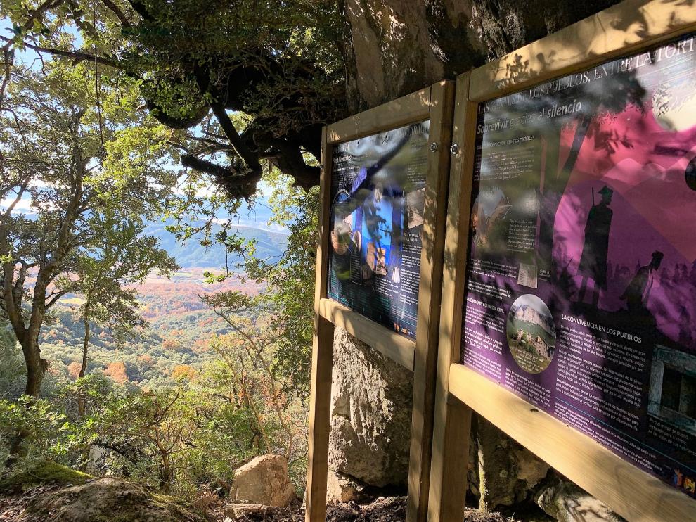 Los paneles se ubican a lo largo del sendero que conduce al antiguo refugio.