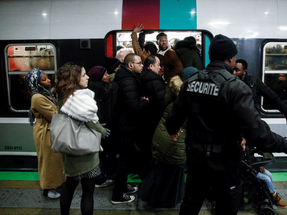 Paris (France), 09/12/2019.- Commuters try to enter a packed train (RER) during a general strike action at Gare Du Nord train station in Paris,, France, 09 December 2019. Unions representing railway and transport workers and many others in the public sector have called for a general strike and demonstration to protest against French government's reform of the pension system. (Protestas, Francia) EFE/EPA/YOAN VALAT General strike in France
