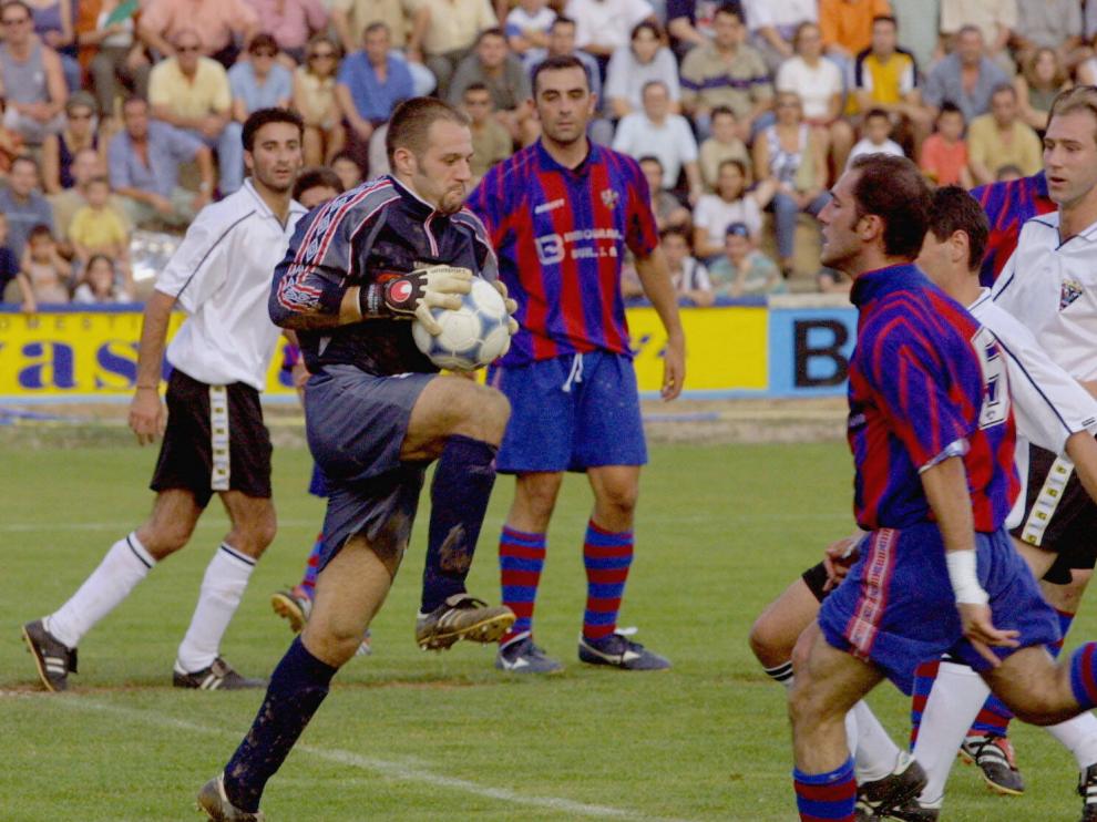 Partido entre la SD Huesca y el Mirandés en el que los oscenses lograron el ascenso a Segunda B en 2001.