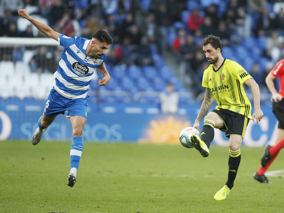 Un momento de partido entre el Real Zaragoza y el Dépor del pasado domingo.