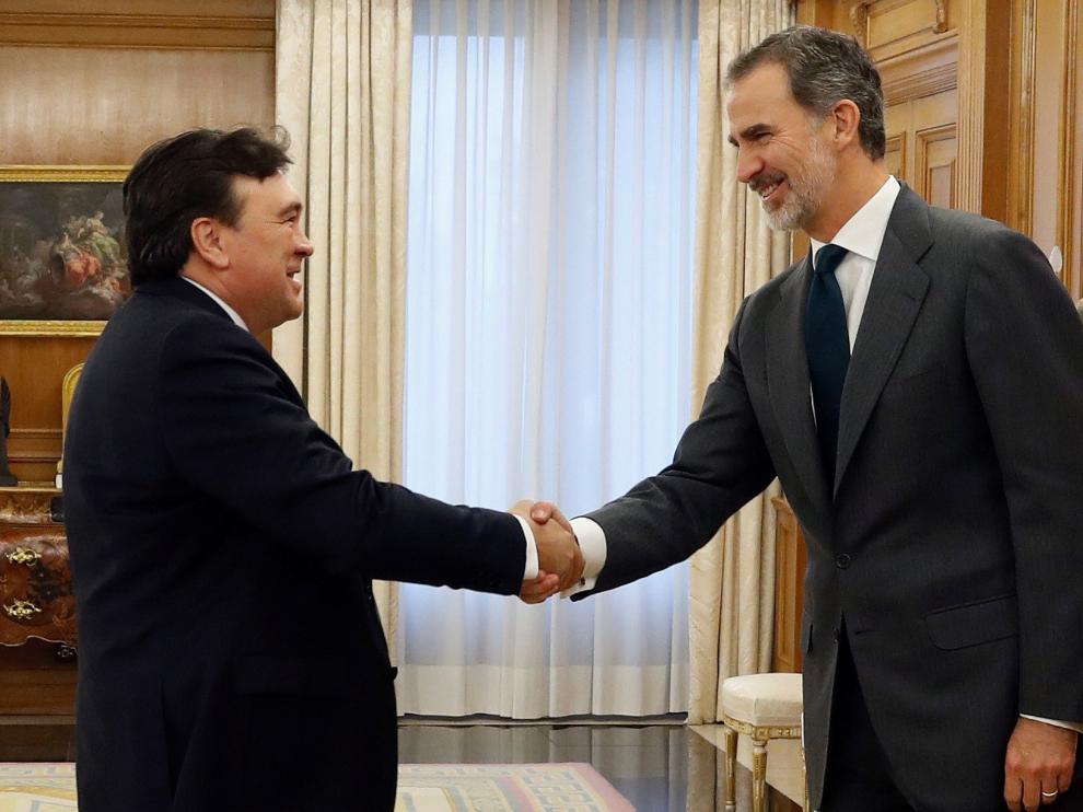 El rey Felipe VI durante la audiencia al diputado de Teruel Existe Tomás Guitarte, este martes, en el Palacio de la Zarzuela.
