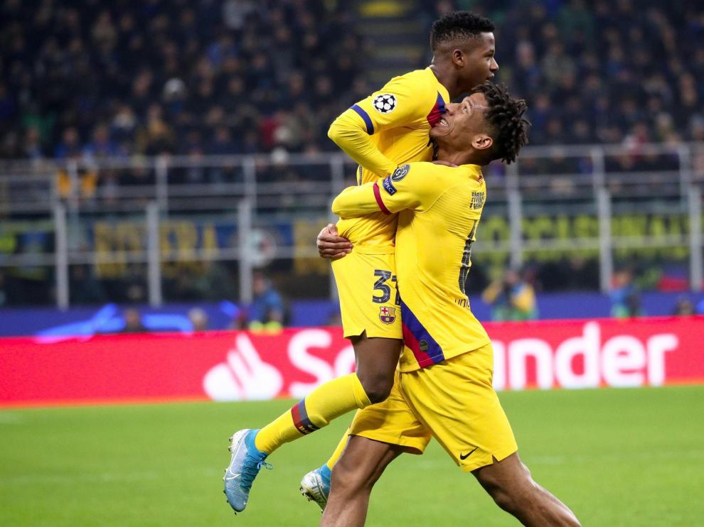 Ansu Fati celebra con Jean-Clair Todibo su histórico gol en la LIga de Campeones