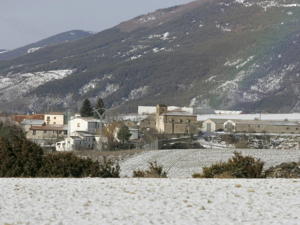 Un arcoiris sobre la ciudad de Jaca, cubierta de nieve.