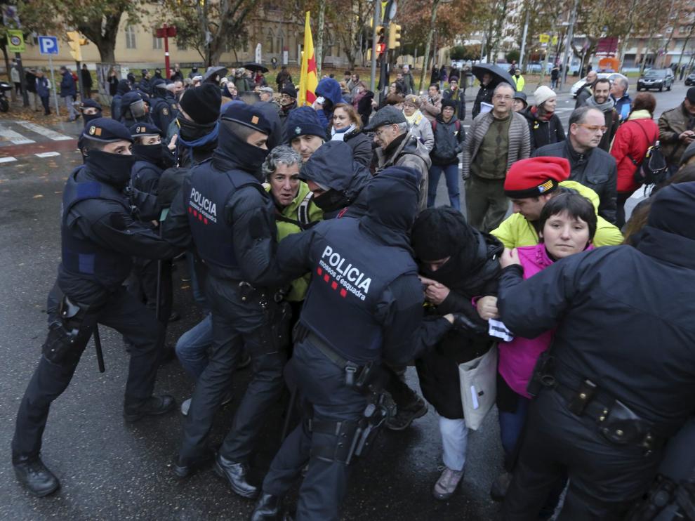 Los Mossos tratan de impedir el avance de los manifestantes que trataban de impedir el traslado de los bienes de Sijena