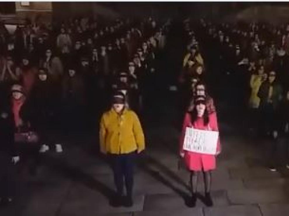 Más de 300 mujeres se dieron cita en la plaza del Obradoiro de Santiago para participar en la coreografía viral contra la violencia machista 'Un violador en tu camino'
