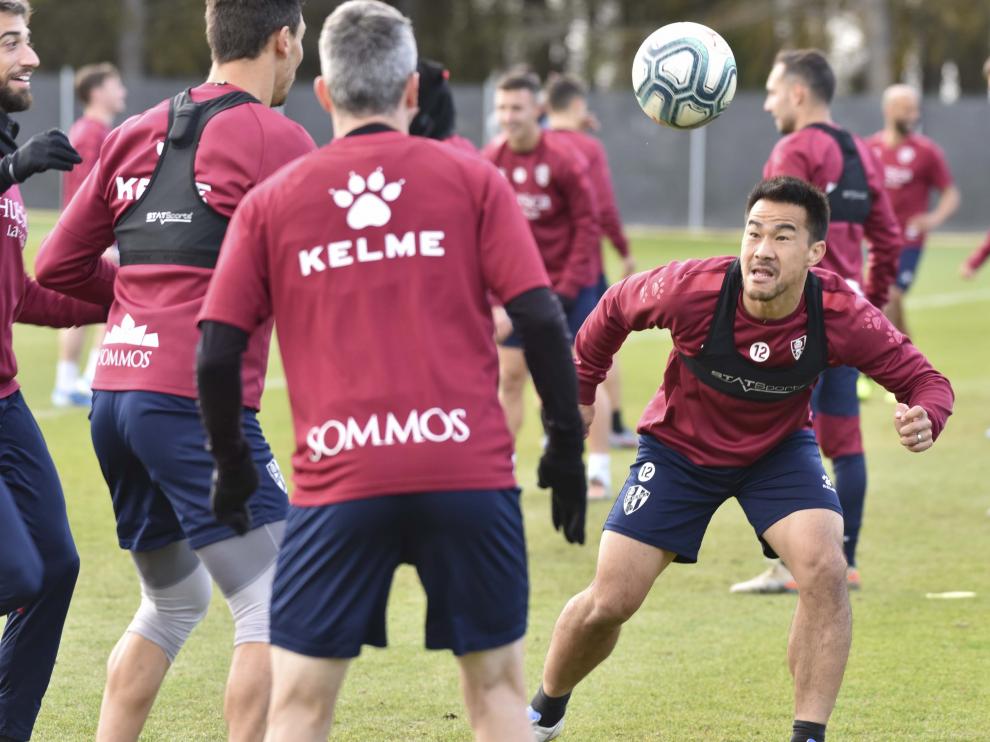 Okazaki cabecea un balón, durante el entrenamiento de este martes.