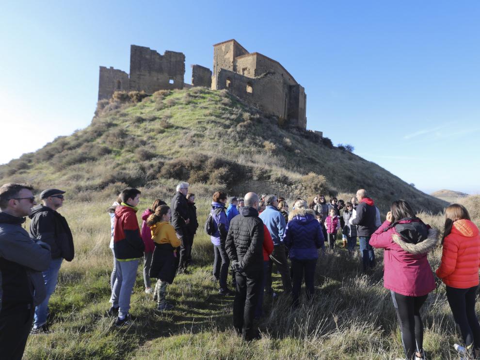 Participantes en una de las visitas guiadas al castillo de Montearagón este puente.