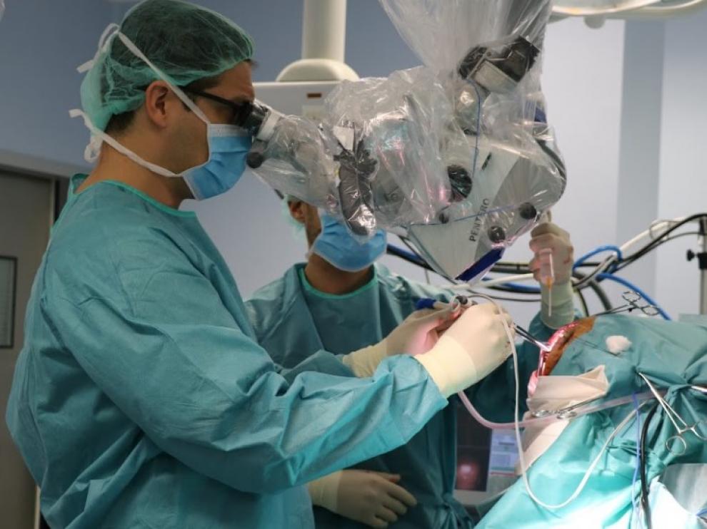 Quirónsalud incorpora el microscopio más avanzado para operar tumores cerebrales y patología de columna