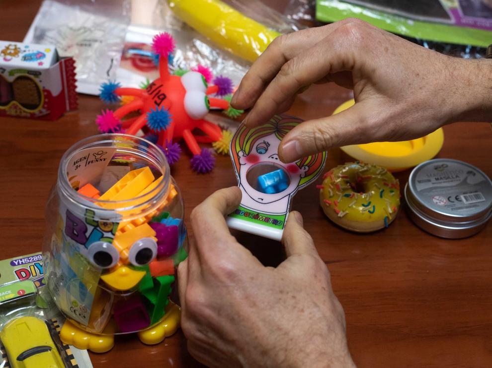 Con este artilugio, con un orificio similar al de la garganta de un niño, se comprueba si las piezas tienen el tamaño adecuado.