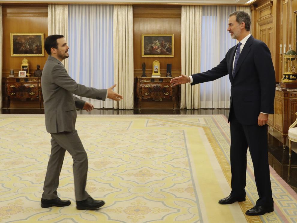El Rey (derecha) le estrecha la mano a Alberto Garzón este miércoles en el Palacio de la Zarzuela.