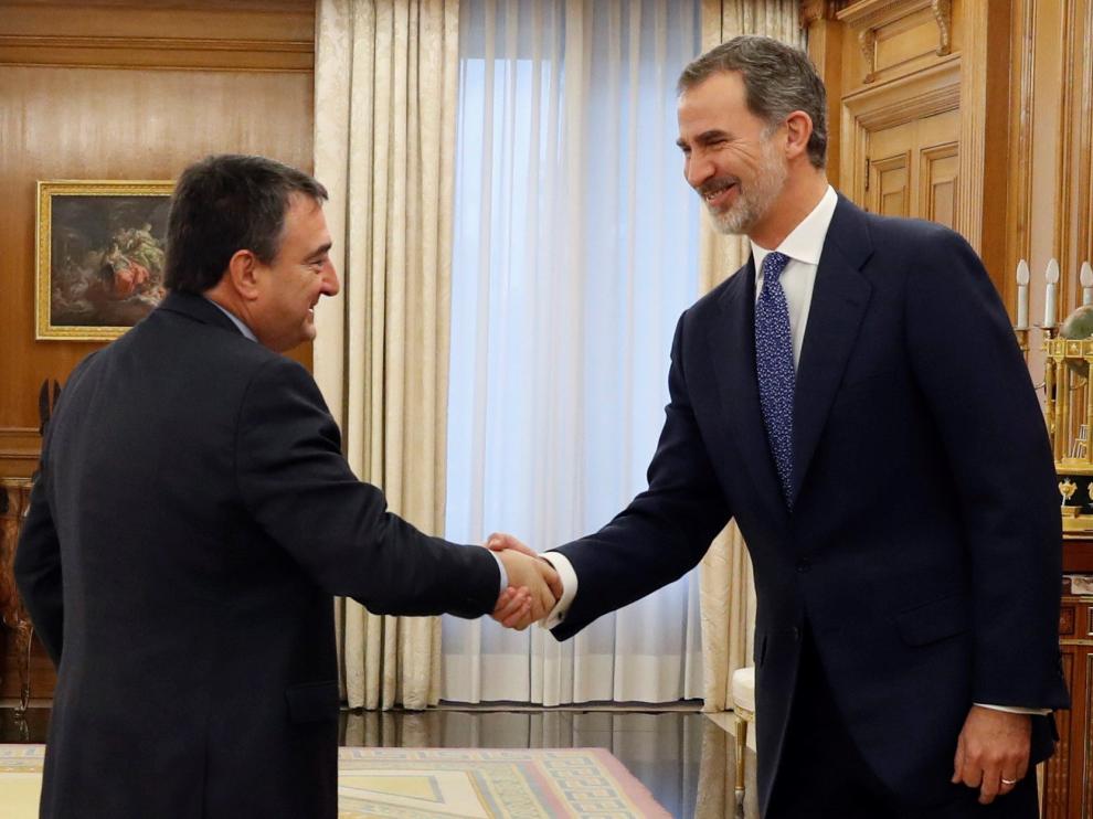 Felipe VI (derecha) saluda al portavoz del PNV en el Congreso, Aitor Esteban, durante la audiencia de este miércoles.