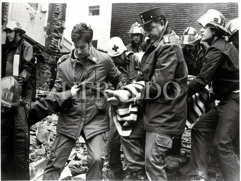 Foto del atentado contra la casa cuartel de Zaragoza el 11 de diciembre de 1987