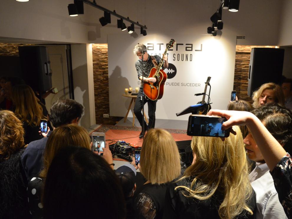 El cantante Mikel Erentxun ofreció un concierto en la inauguración oficial del hotel Innside y del restaurante Lateral.