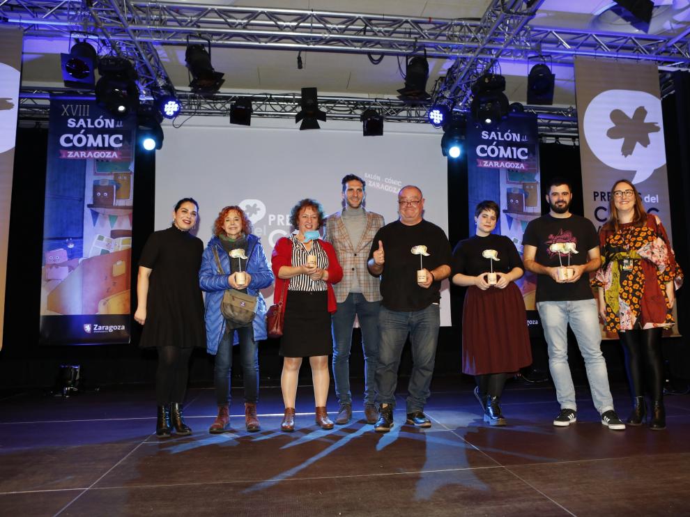 Foto de familia de los galardonados en los IX Premios del Cómic Aragonés