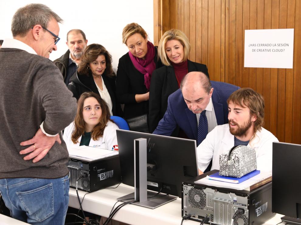 El presidente Javier Lambán y la consejera Marta Gastón, durante su visita a la Escuela Taller.