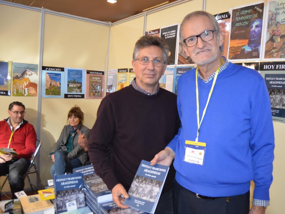José Antonio Adell presenta en Fonz su último libro sobre las fiestas aragonesas.